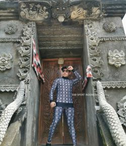 SXB ROUND AND SQUARE TEXT JUMPER AND LEGGING